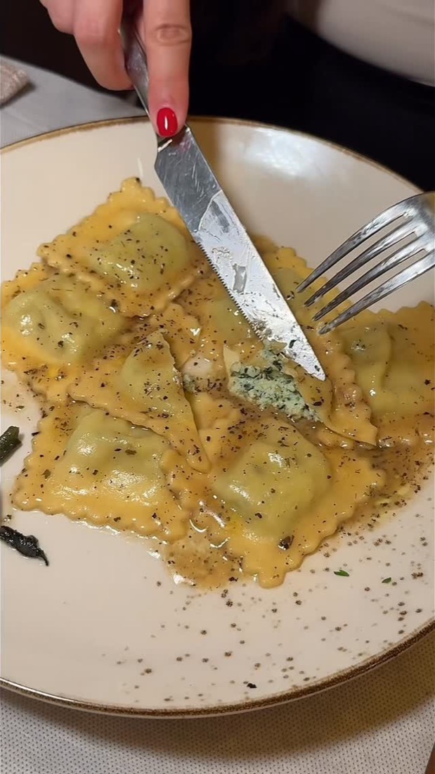 Ravioli ricotta e spinaci, burro e salvia