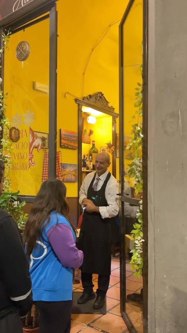 Walter accoglie gli ospiti all'ingresso dell'osteria